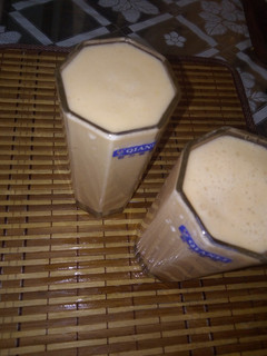 Una foto de Mix jugo de plátano con leche y esencia de vainilla