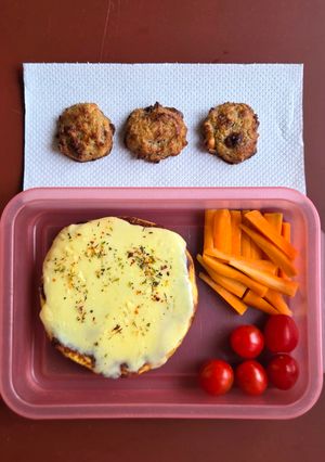Una foto de Omelette de queso con palitos de zanahoria y cherry 🇮🇸 Vianda simple para una excursión en Islandia