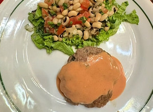 Foto de Hambúrguer caseiro com molho cremoso