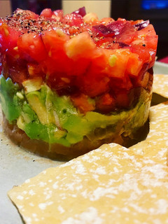 Una foto de Tartar de tomate azul, aguacate y salmón ahumado