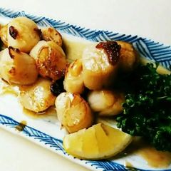 Pan fried scallops with balsamic vinegar A picture of Pan fried scallops with balsamic vinegar.