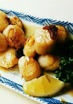 A picture of Pan fried scallops with balsamic vinegar.