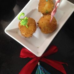A picture of Potato cheese balls.