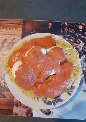 Une photo de Spaghetti à la sauce tomate et oeufs mollet