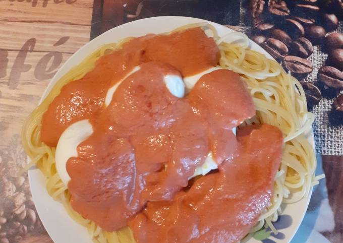 Spaghetti à la sauce tomate et oeufs mollet