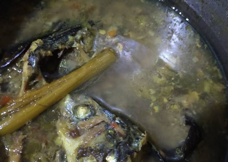 Sup kepala ikan bumbu kuning ala niken