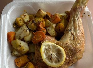 Una foto de Muslo de Pollo con Verduras al Horno