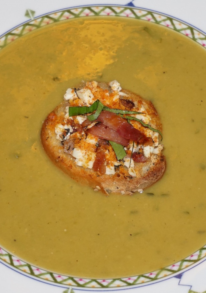Una foto de Sopa de arvejas verdes secas partidas con tostadas de queso de cabra. Jon Style