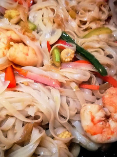 Una foto de Gambas chow mein en salsa de ostras con noodles de arroz