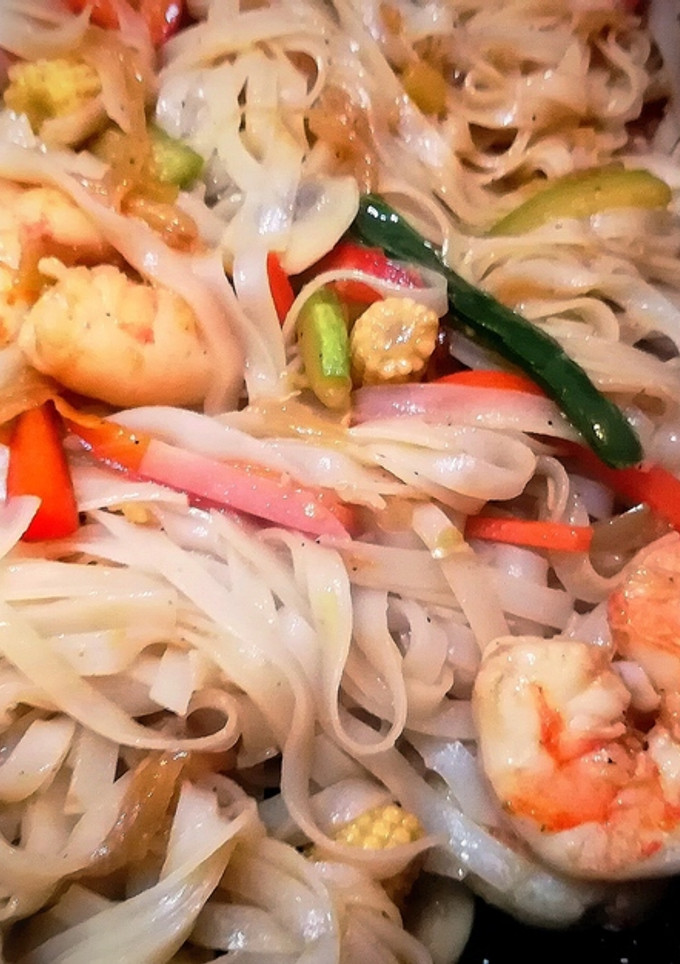 Una foto de Gambas chow mein en salsa de ostras con noodles de arroz