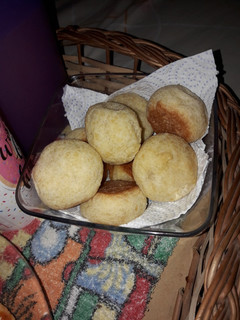 Una foto de Pao de queijo/ pan de queso