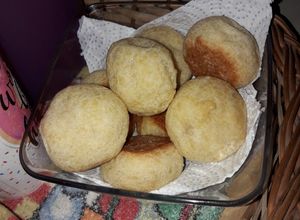 Una foto de Pao de queijo/ pan de queso