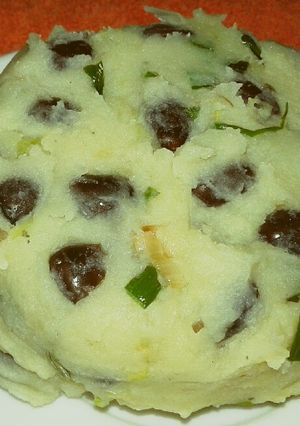 A picture of Mashed potatoes & Njahi.