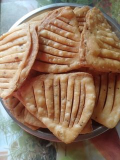 मठरी (mathri recipe in Hindi) रेसिपी मुख्य फोटो