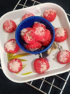 રેડ વેલવેટ કોકોનટ કૂકીસ (Red Velvet Coconut Cookies Recipe In Gujarati) રેસીપી મુખ્ય ફોટો