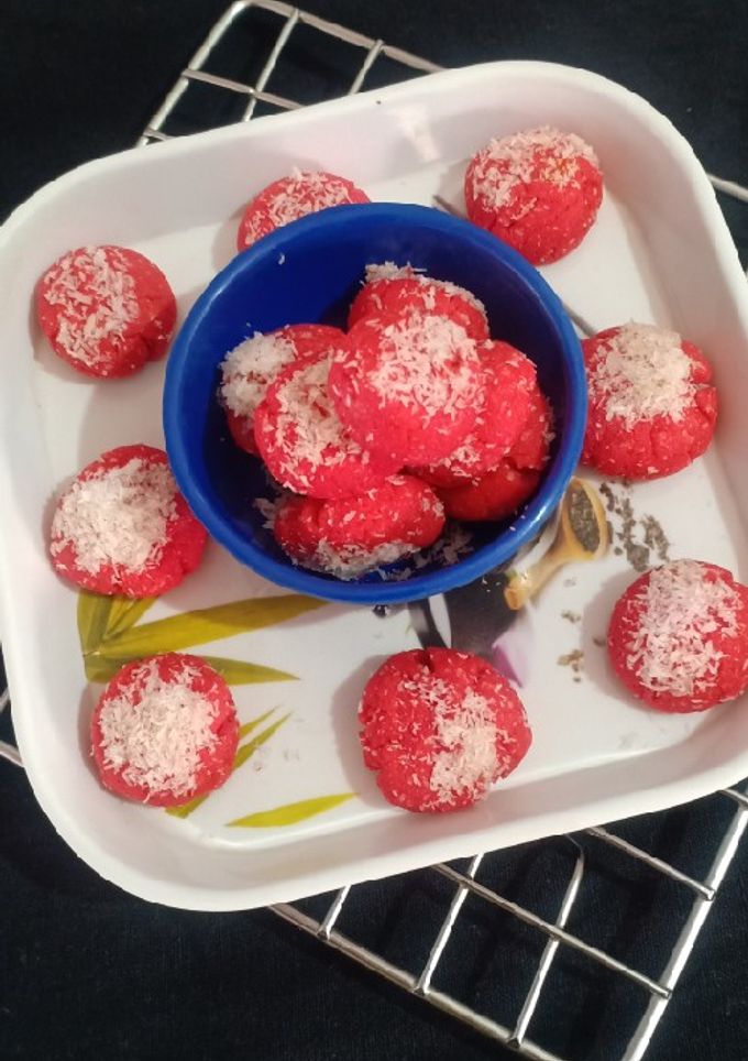 રેડ વેલવેટ કોકોનટ કૂકીસ (Red Velvet Coconut Cookies Recipe In Gujarati) રેસીપી મુખ્ય ફોટો