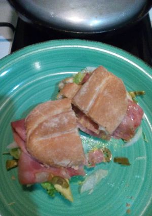Una foto de Telera con queso de puerco