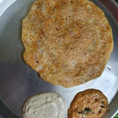 A picture of Uttapam with tomato chutney and coconut chutney.