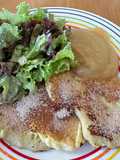 Kartoffel-Quarkpuffer mit Apfelmus und Salat