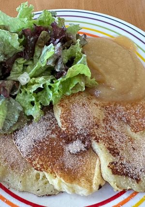 Kartoffel-Quarkpuffer mit Apfelmus und Salat Rezepthauptbild