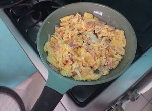 Una foto de Huevo revuelto con jamón