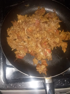 Una foto de Huevo revuelto con 🧀, 🥓 y 🐔