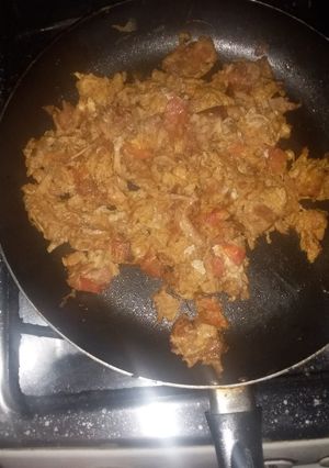 Una foto de Huevo revuelto con 🧀, 🥓 y 🐔