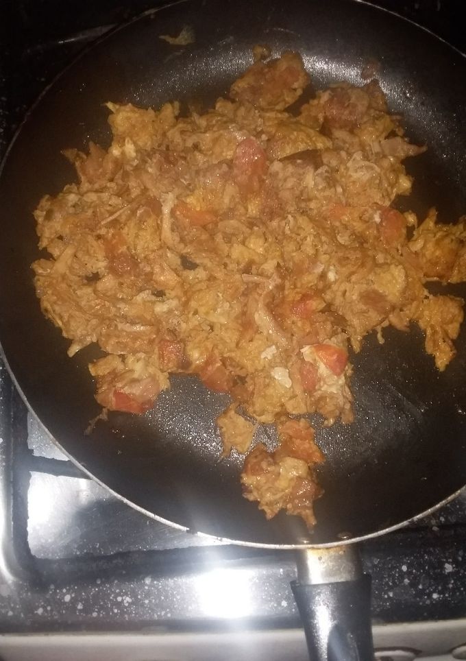 Una foto de Huevo revuelto con 🧀, 🥓 y 🐔