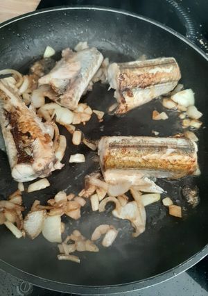Une photo de Orphie poêlée aux oignons