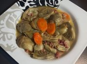 Una foto de alcachofas jamón serrano