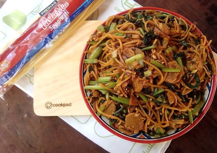 Resep Spaghetti Goreng Baceman Bawang Putih, Enak