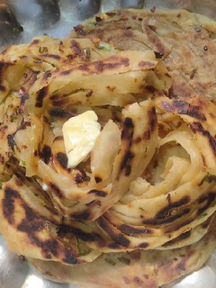 ચીલી ગાર્લિક લછ્છા પરાઠા (Chilli Garlic Lachcha Paratha recipe in Gujarati) રેસીપી મુખ્ય ફોટો