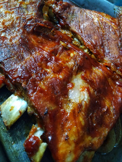 Una foto de Costillar con barbacoa y mostaza