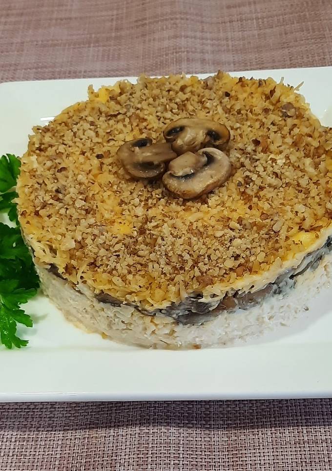 Салат з куркою, грибами та волоськими горіхами