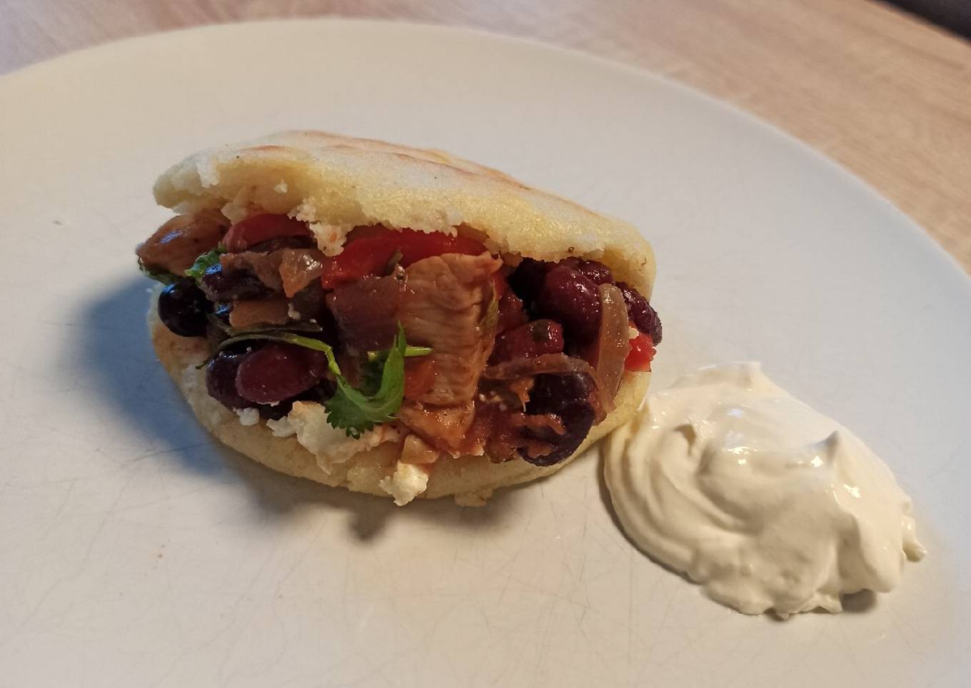 Arepa rellena de pollo y frijoles