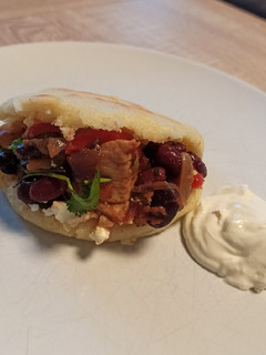 Una foto de Arepa rellena de pollo y frijoles