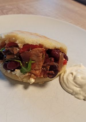 Una foto de Arepa rellena de pollo y frijoles