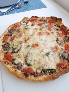 Une photo de Tarte tomates cerises champignons mozarelle