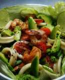 Ensalada de calamar, langostinos, chauchas, tomates cherry y palta