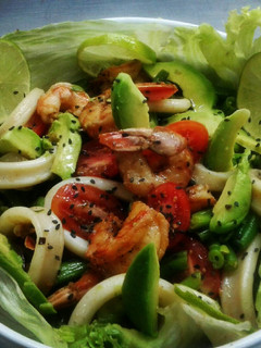 Una foto de Ensalada de calamar, langostinos, chauchas, tomates cherry y palta