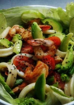 Una foto de Ensalada de calamar, langostinos, chauchas, tomates cherry y palta