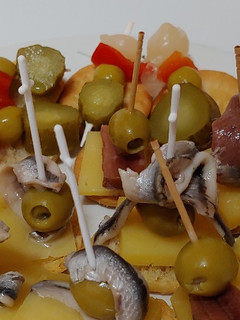 Una foto de Combinado de pintxos, aperitivo, anchoa, boquerón, etc