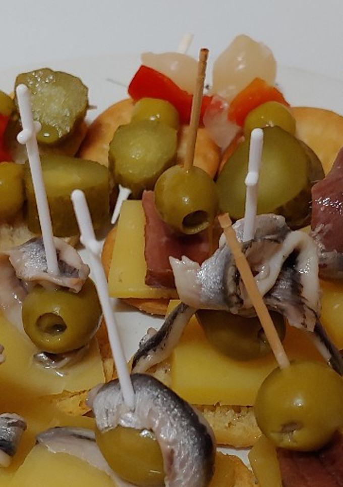Una foto de Combinado de pintxos, aperitivo, anchoa, boquerón, etc