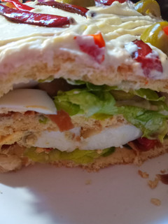 Una foto de PIONONO RELLENO DE JAMÓN SERRANO, HUEVO, ACEITUNAS, Y MORRÓN 🥰🥰🥰😋😋😋😋