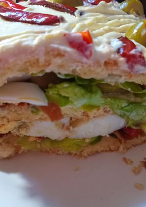 Una foto de PIONONO RELLENO DE JAMÓN SERRANO, HUEVO, ACEITUNAS, Y MORRÓN 🥰🥰🥰😋😋😋😋