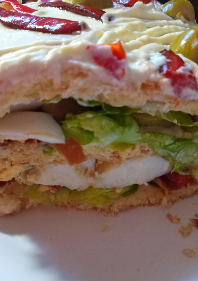 Una foto de PIONONO RELLENO DE JAMÓN SERRANO, HUEVO, ACEITUNAS, Y MORRÓN 🥰🥰🥰😋😋😋😋