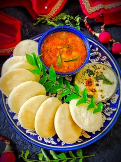 रवा इडली विथ साम्बर चटनी(rava idli with Sambar recipe in hindi) रेसिपी मुख्य फोटो