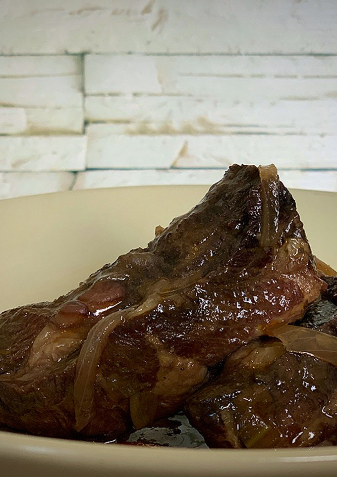 Una foto de Costillas de cerdo al vino tinto