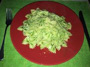 Una foto de pasta rúcula