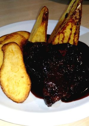 Una foto de Cerdo en salsa de ciruela con papas